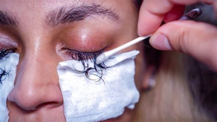 How to remove lash extensions at home